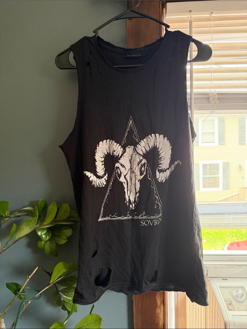 Black Graphic Muscle Tee – Ram Skull Design